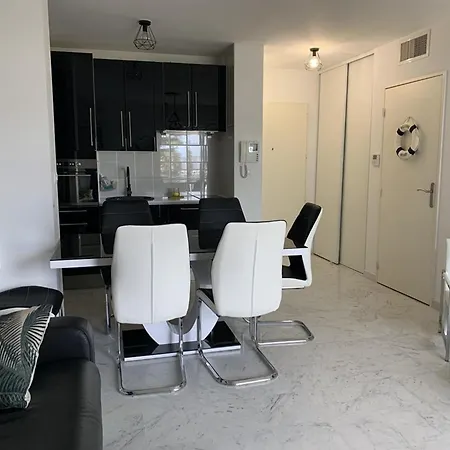 Appartement T2 Climatise Avec Piscine, Parking, Port De - Fr-1-335-188